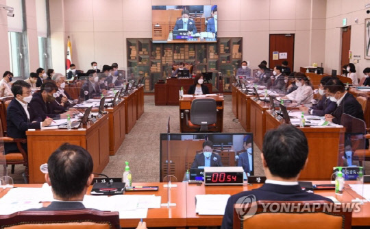 10일 서울 여의도 국회에서 문화체육관광위원회 전체회의가 열리고 있다. 문체위는 이날 '언론중재 및 피해구제 등에 관한 법률 개정안'을 심의했다. 연합뉴스